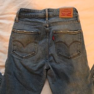 Light Wash Levi’s 721 Skinny Jeans